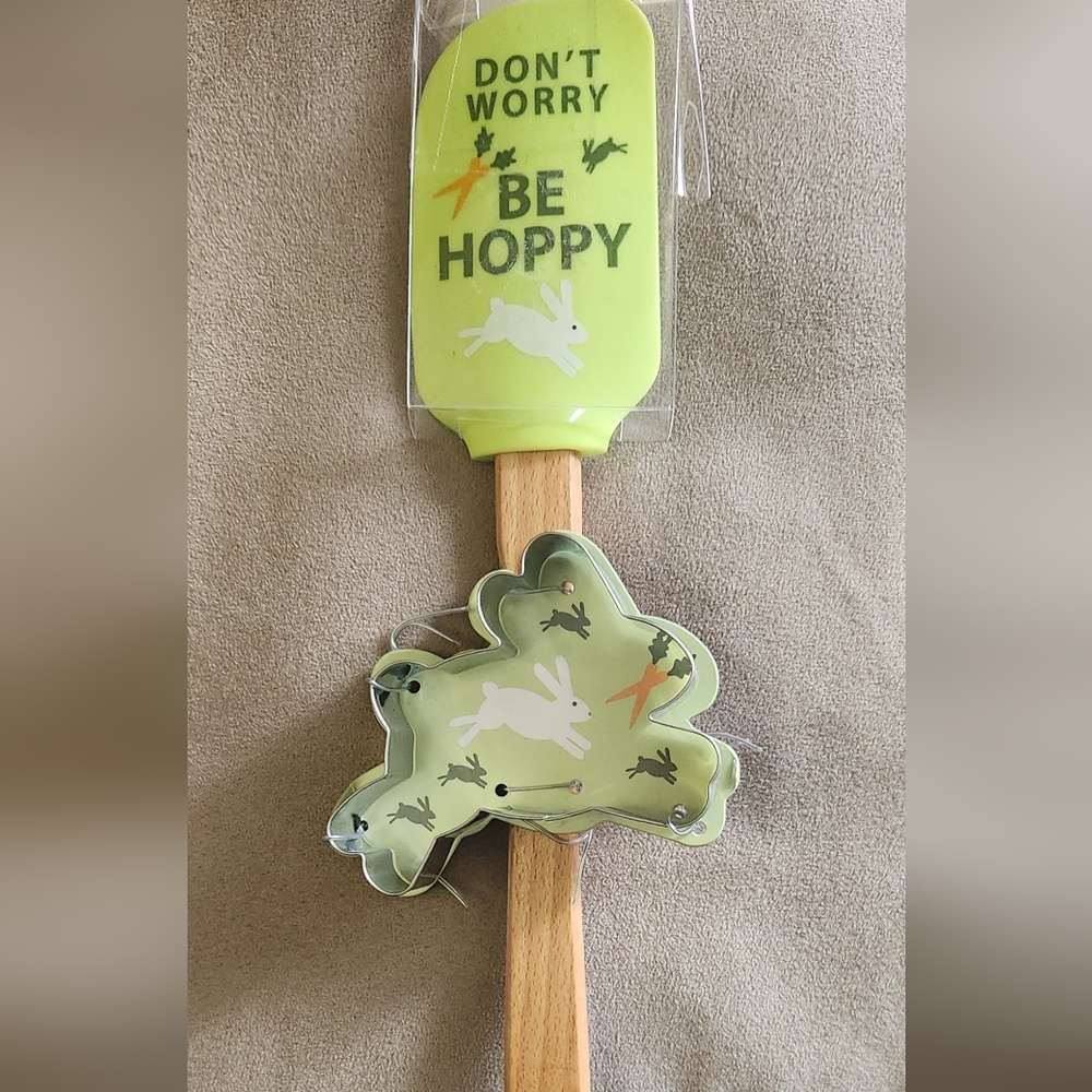 NWT! Farberware Easter spatula and cookie cutter set
